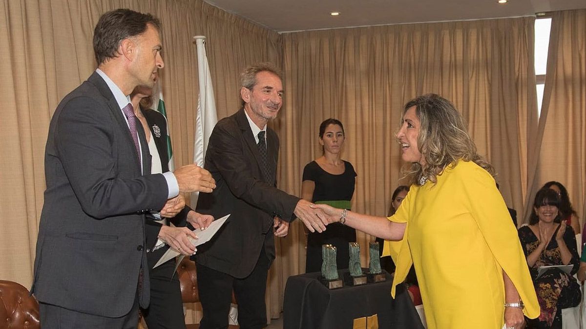 La catedrática Pilar Gutiérrez recibiendo el galardón. | L.N.C.