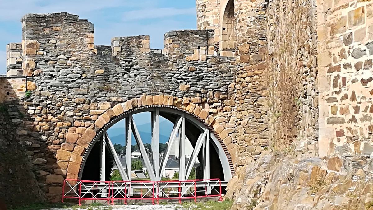 El arco del Castillo será retirado con una partida de los remanentes. | M.I.