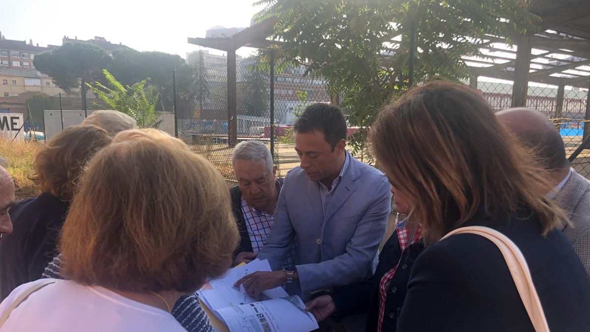 El edil Eduardo Tocino en su reunión con las asociaciones vecinales. | L.N.C.