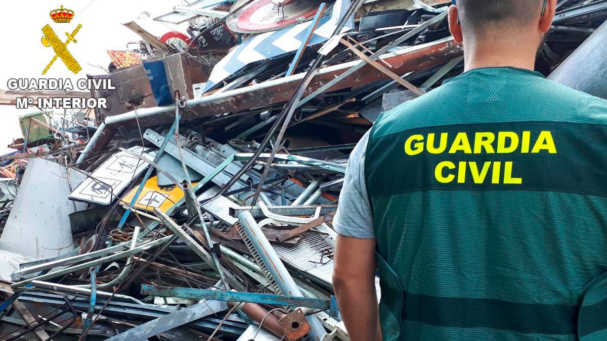 Imagen de la Guardia Civil en su operación en el Centro de Tratamiento de Resíduos de San Román de la Vega. | ICAL