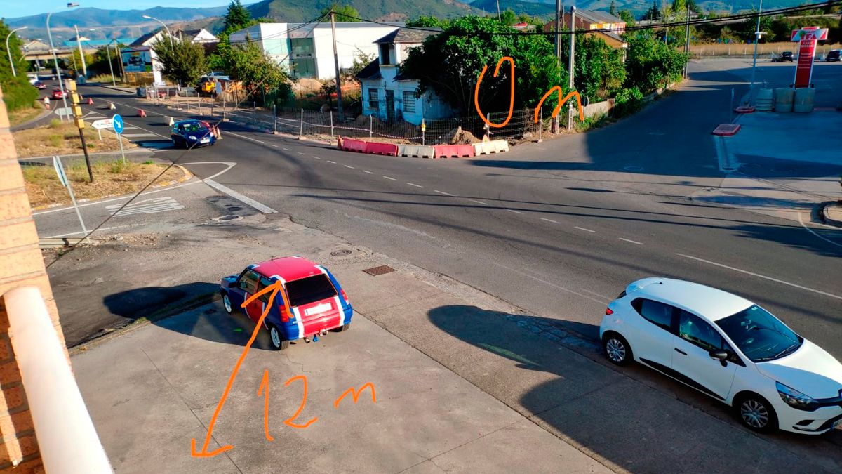 Fotografía desde la vivienda afectada con las medidas de la casa hasta el coche.