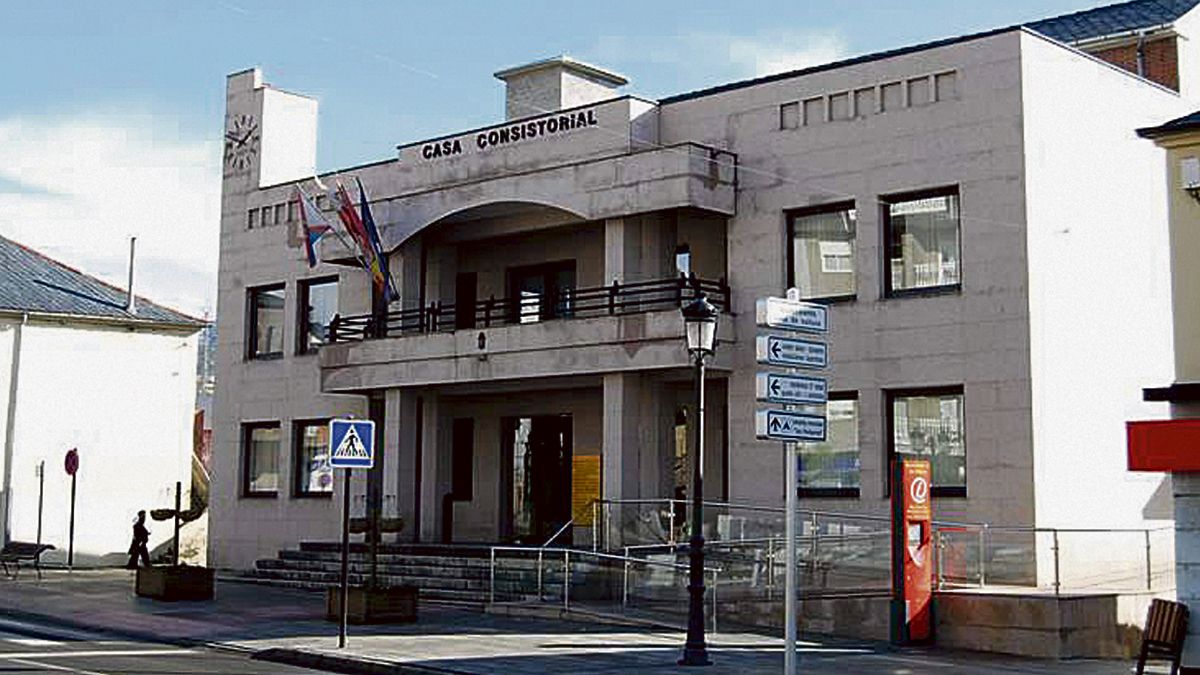 Fachada del Ayuntamiento de Fabero. Fachada del Ayuntamiento de Fabero.