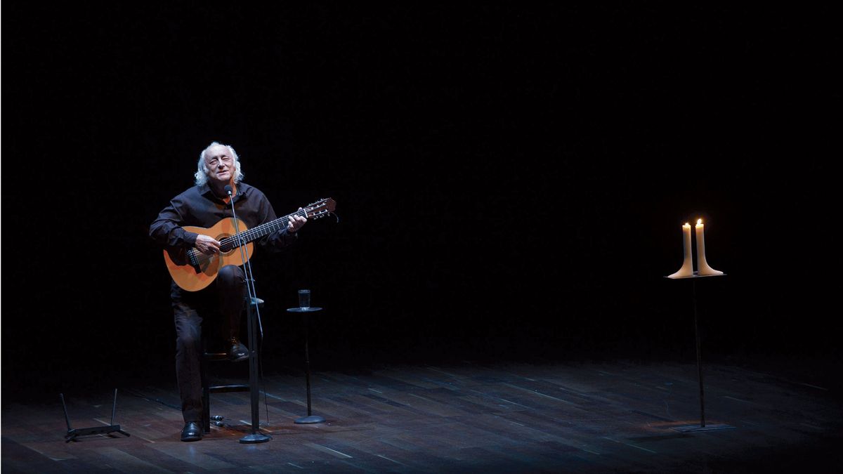 El cantautor berciano en una actuación de septiembre de 2015 en el Auditorio Ciudad de León. | MAURICIO PEÑA