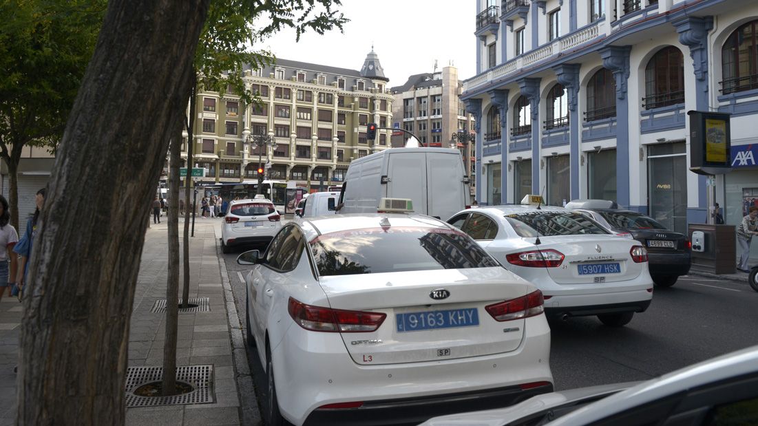 El sistema de recogida de clientes de los taxistas cambia siempre que el destino sea su municipio. | MAURICIO PEÑA