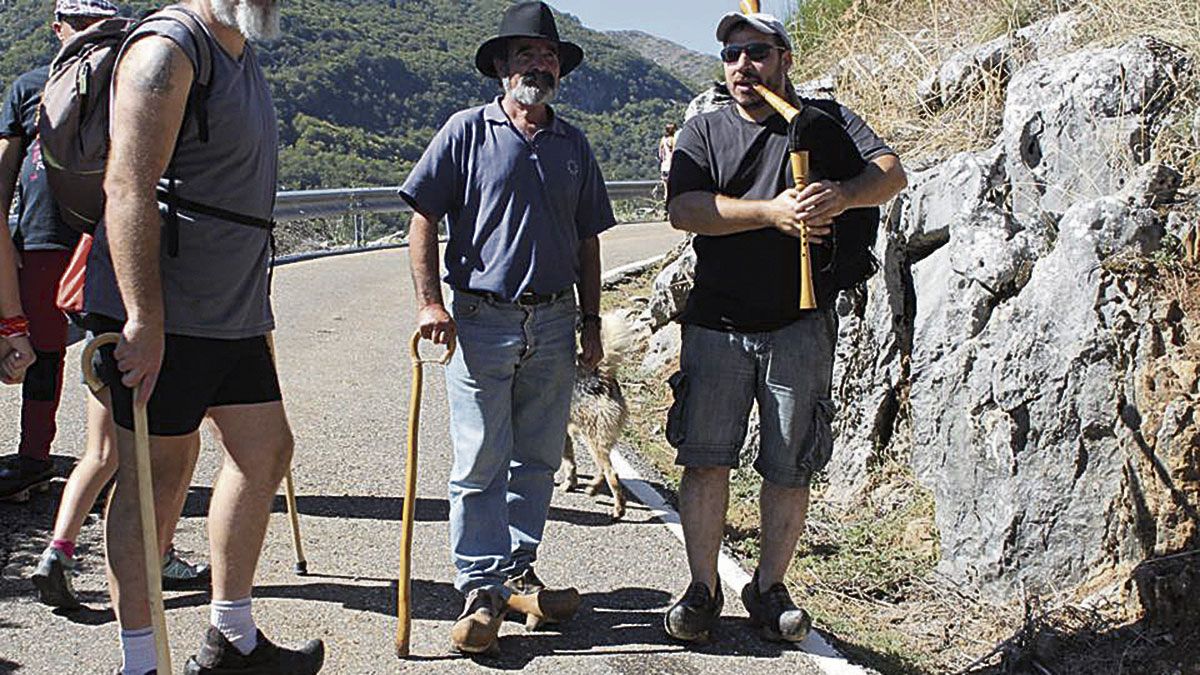 Madreñas, música, buen humor, ganas de caminar y comer cordero, algunos de los ingredientes de la Romería de los Pájaros. | REPÚBLICA INDEPENDIENTE DE PARADILLA