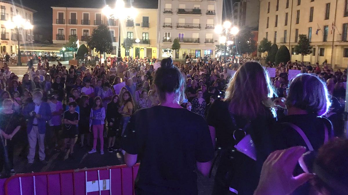 Imagen de la concentración este viernes en la plaza del Ayuntamiento de Ponferrada. | D.M.