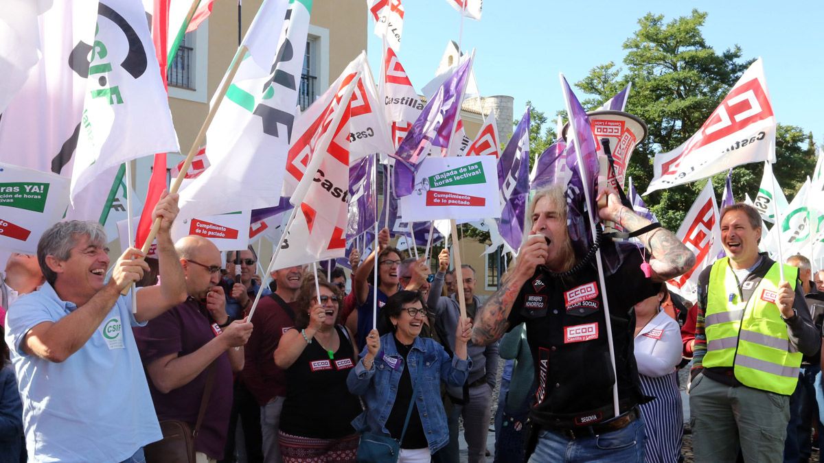 Protesta de los sindicatos de enseñanza ante la Consejería de Educación. | ICAL Protesta de los sindicatos de enseñanza ante la Consejería de Educación. | ICAL