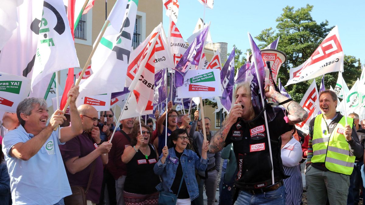 Protesta de los sindicatos de enseñanza ante la Consejería de Educación. | ICAL