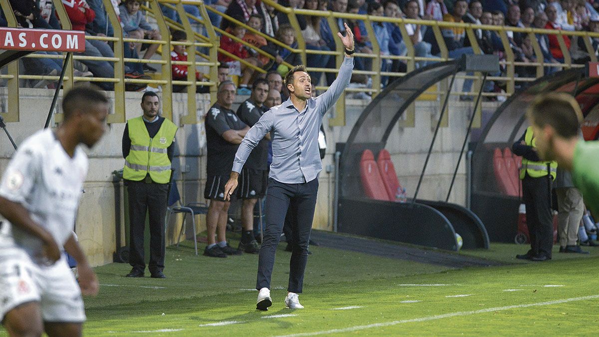 Aira da instrucciones durante el partido. | MAURICIO PEÑA