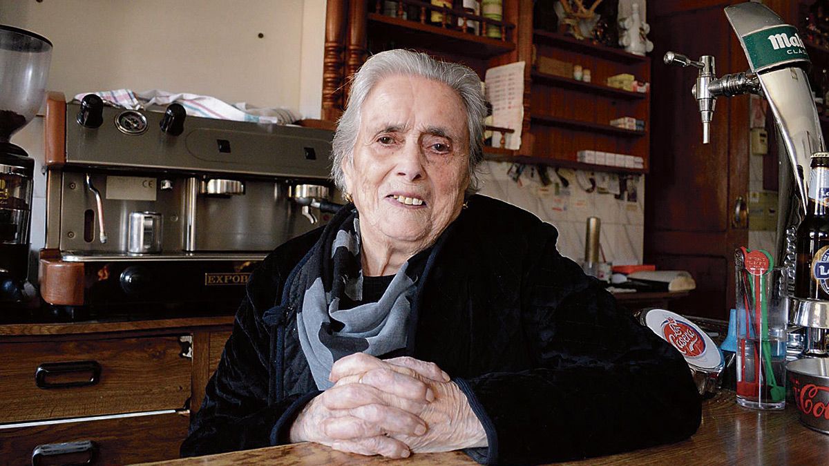 Ascensión cerró el bar con 104 años pero con frecuencia se ponía detrás del mostrador y servía un café a los amigos que la visitaban. | LAURA PASTORIZA
