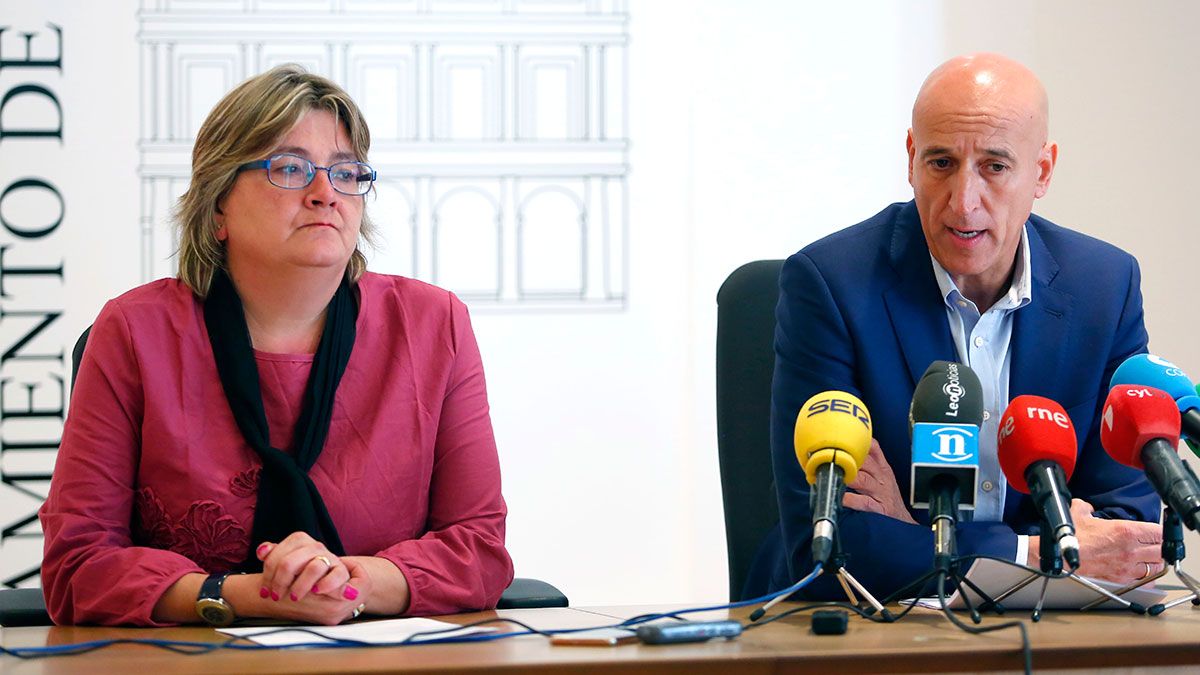 La concejala Argelia Cabado y el alcalde, José Antonio Diez. | CARLOS S. CAMPILLO (ICAL) La concejala Argelia Cabado y el alcalde, José Antonio Diez. | CARLOS S. CAMPILLO (ICAL)