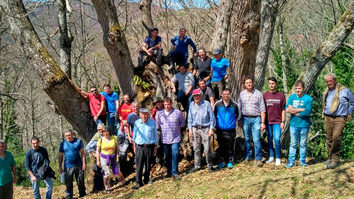 Grupo de castañicultores en una de las actividades de la agrupación.