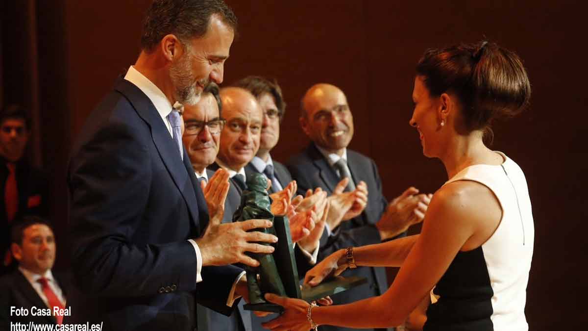 El momento de la entrega del premio por parte del Rey Felipe VI. | CASA REAL