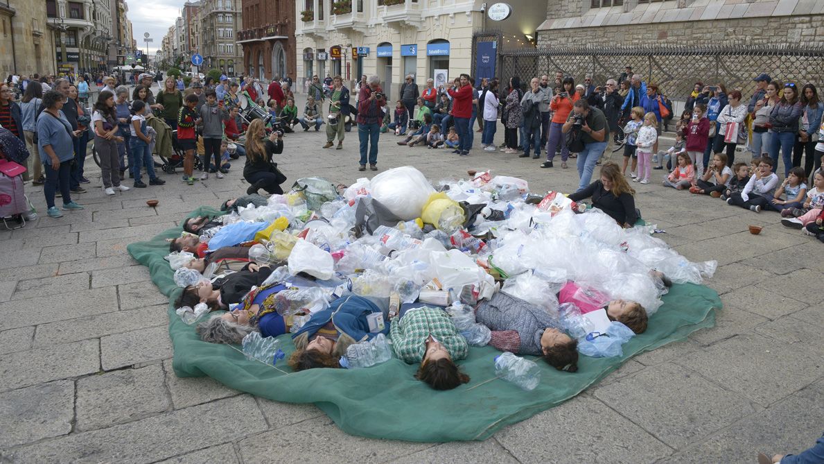 Un momento del acto celebrado este lunes frente al edificio de Botines.  | MAURICIO PEÑA