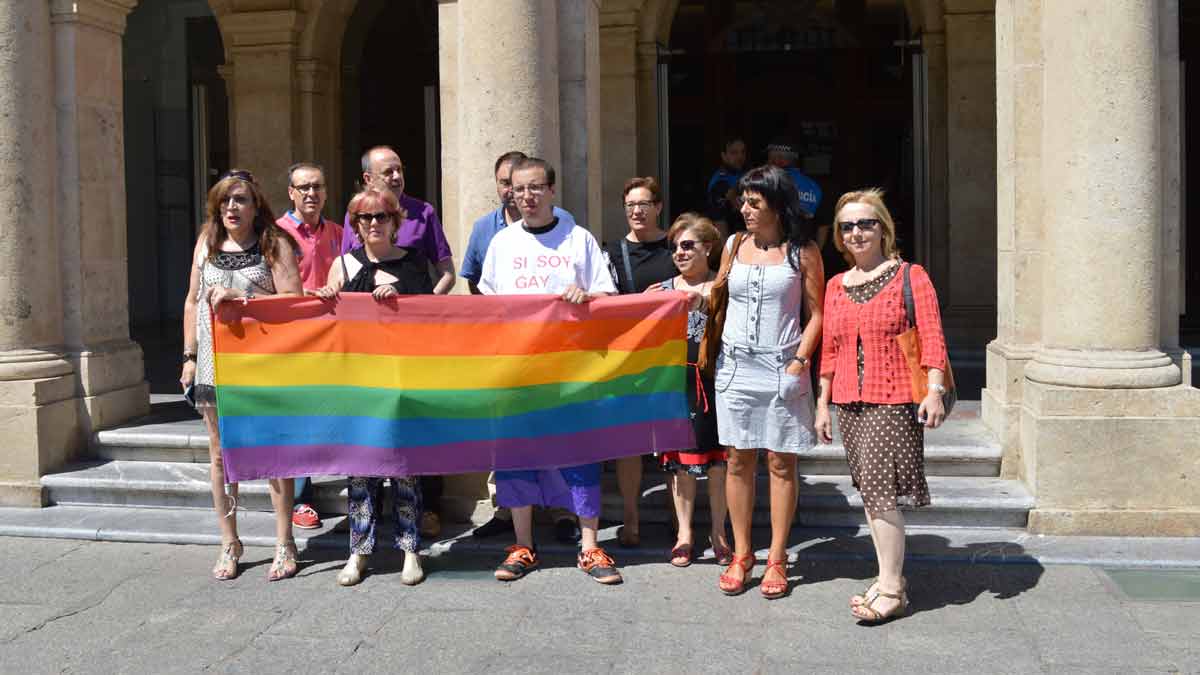 Un momento de la concentración que se ha celebrado este viernes frente al Consistorio. | L.N.C.