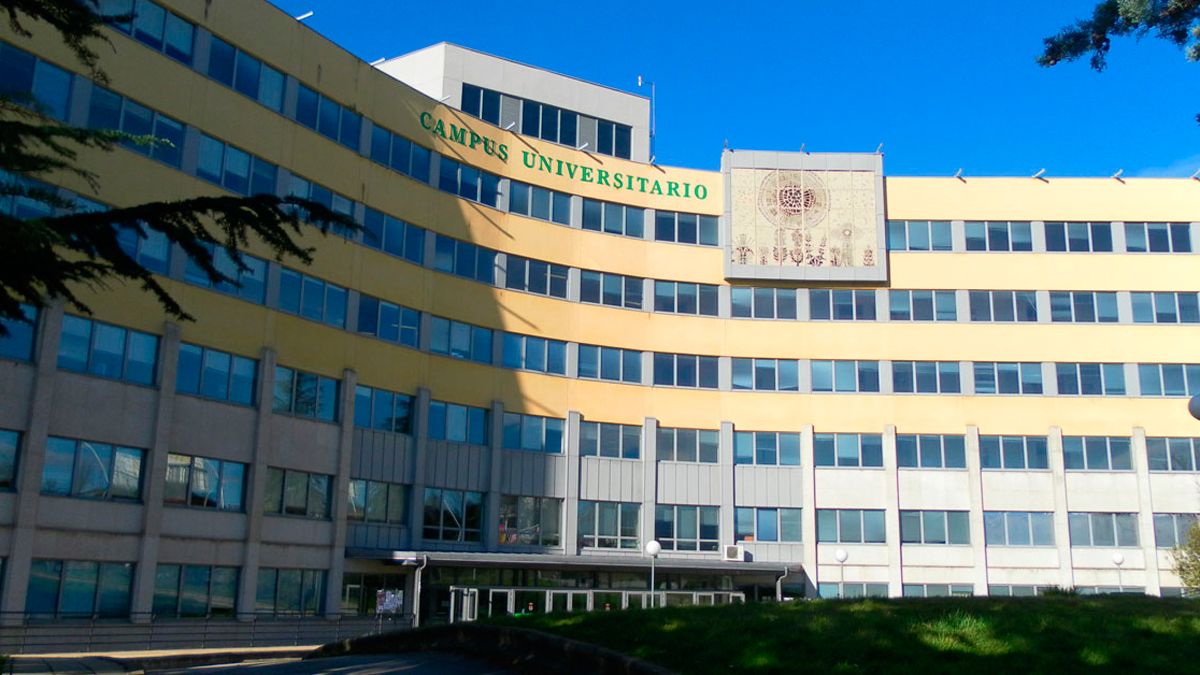 Fachada del campus de Ponferrada. Fachada del campus de Ponferrada.
