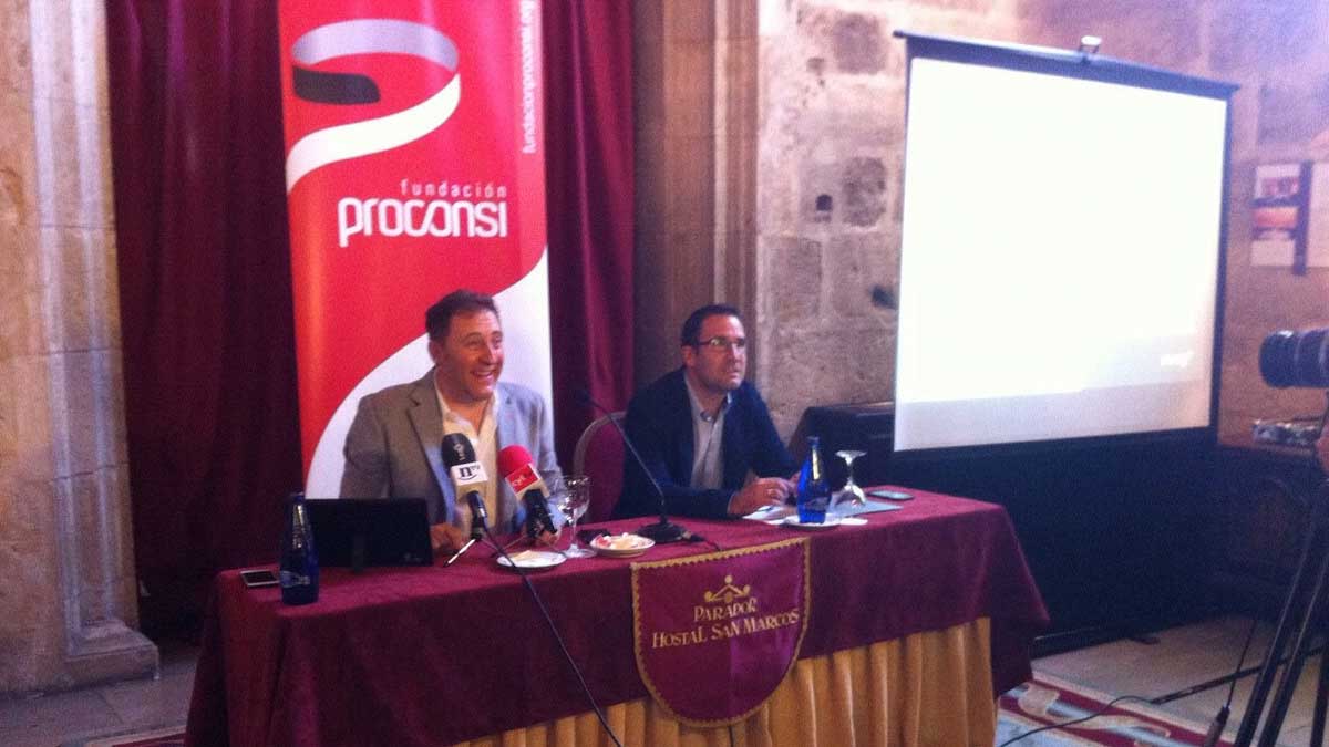 El director general de Proconsi (i), Tomás Castro, y el director de proyectos, Constantino Lázaro, en la presentación de la Fundación.