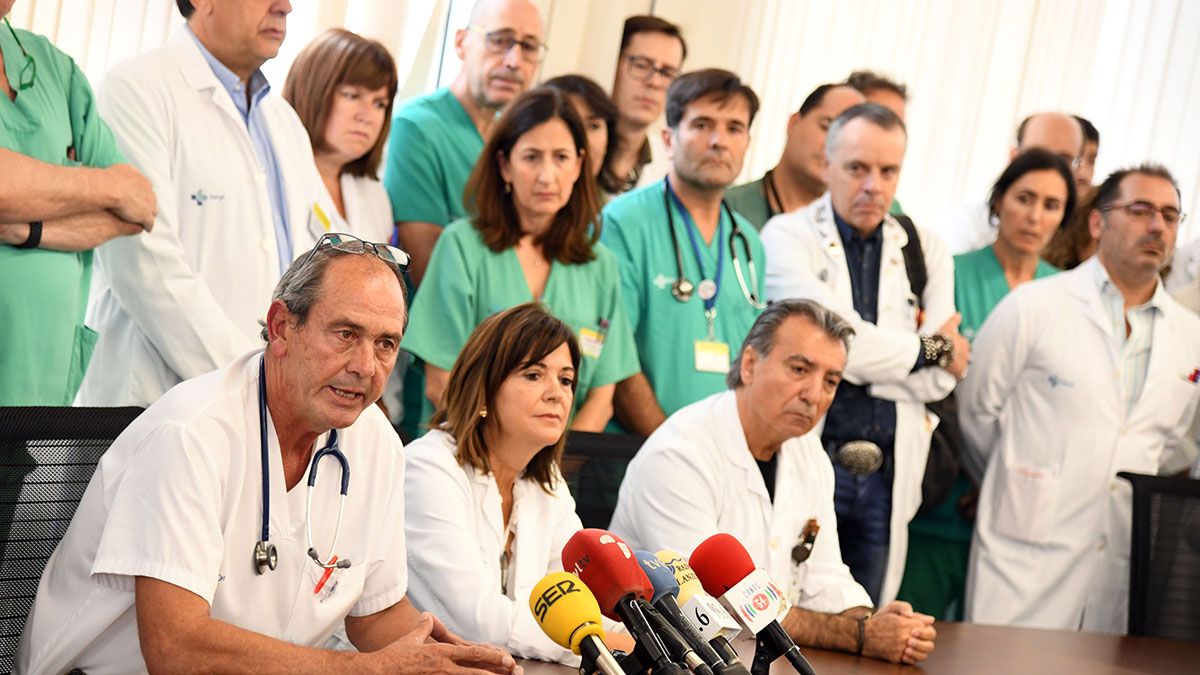 El interlocutor, el jefe de Servicio de Oncología, Carlos García Girón (I), compareció acompañado y respaldado por los más de 40 profesionales sanitarios con responsabilidad en el Hubu. | ICAL