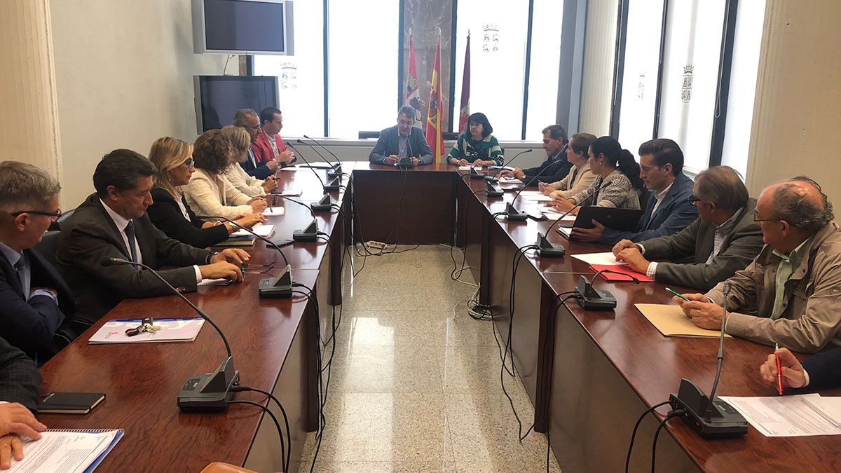 Un momento de la reunión de la comisión. | L.N.C. Un momento de la reunión de la comisión. | L.N.C.