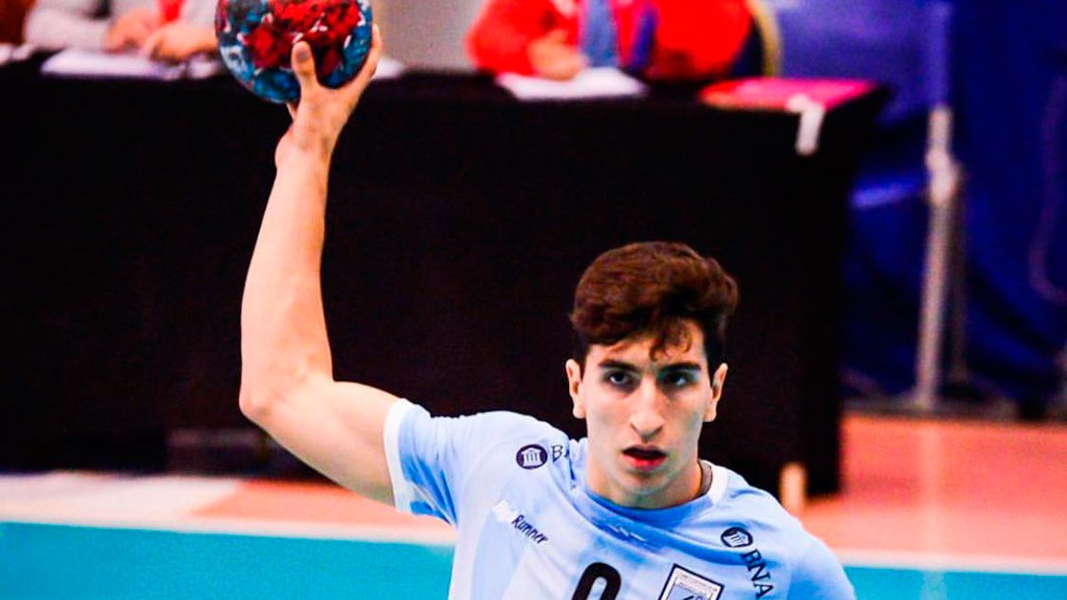 Pedro Martínez da un pase en un partido con Argentina júnior. | PLAY HANDBALL
