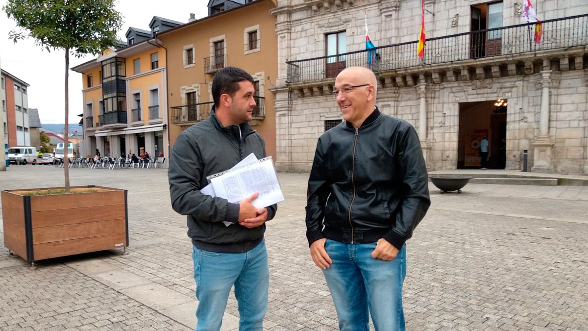 Los representantes de la agrupación vecinal a su salida de la reunión en el Ayuntamiento.