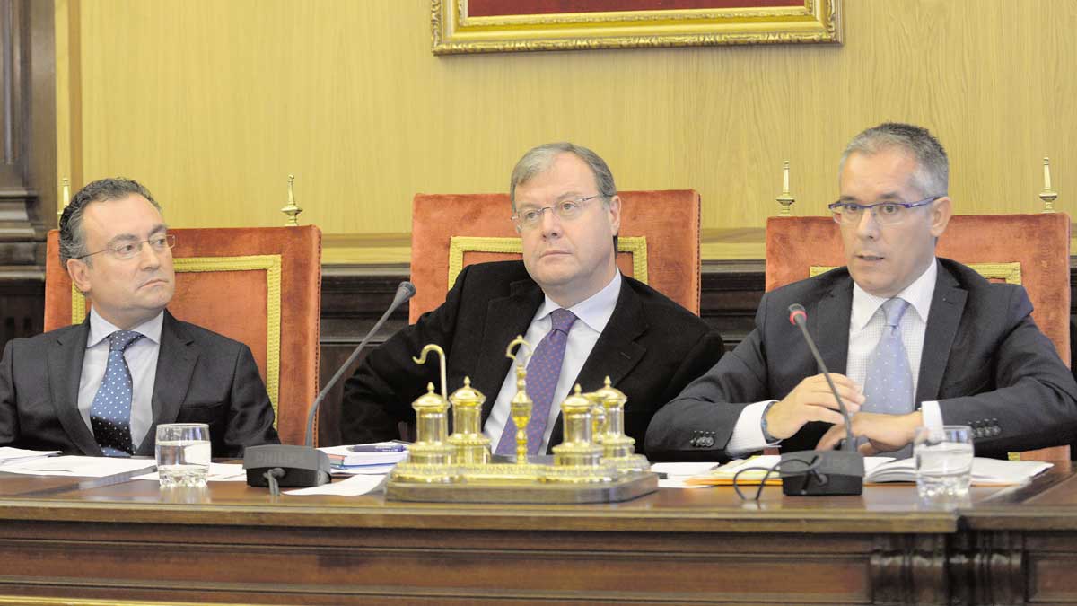 Fernando Salguero, Antonio Silván y José María López Benito, durante el pleno de este viernes. | CARLOS S. CAMPILLO (ICAL)