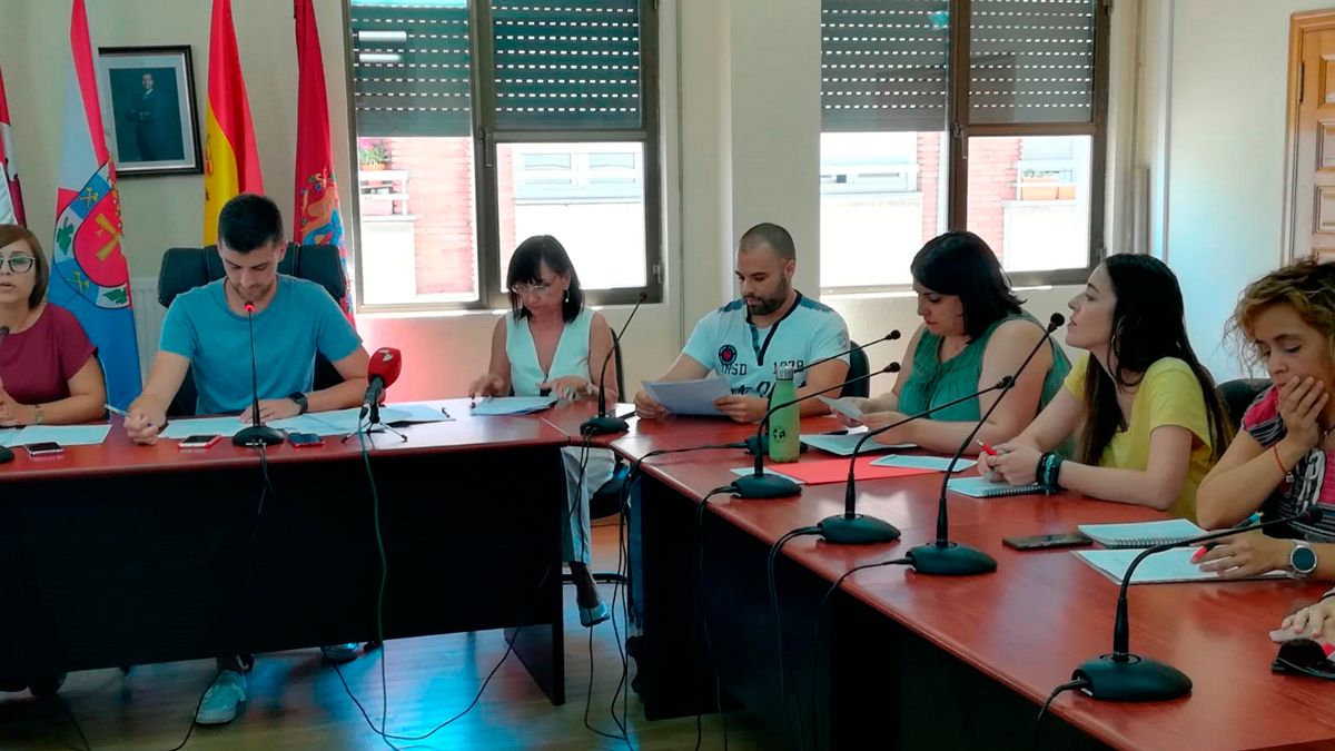 Socialistas por Cacabelos e IU ya anunciaron en pleno que estudiarían tomar esta medida. | M.I.