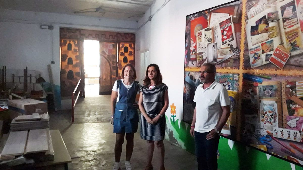 María Dolores Hernández, Alicia Gallego y Trinitario Sarmiento, durante una visita al colegio infantil Benito León. | L.N.C.