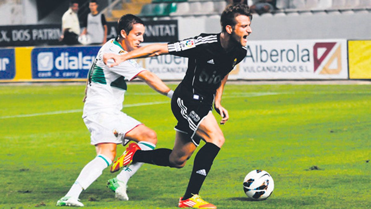 Máyor pelea un balón en la penúltima visita de la Ponferradina a Elche. | PHOTODEPORTE