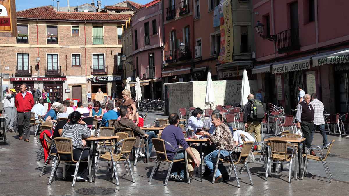 Los hosteleros del barrio Húmedo se quejan del top manta y los botellones. | MAURICIO PEÑA