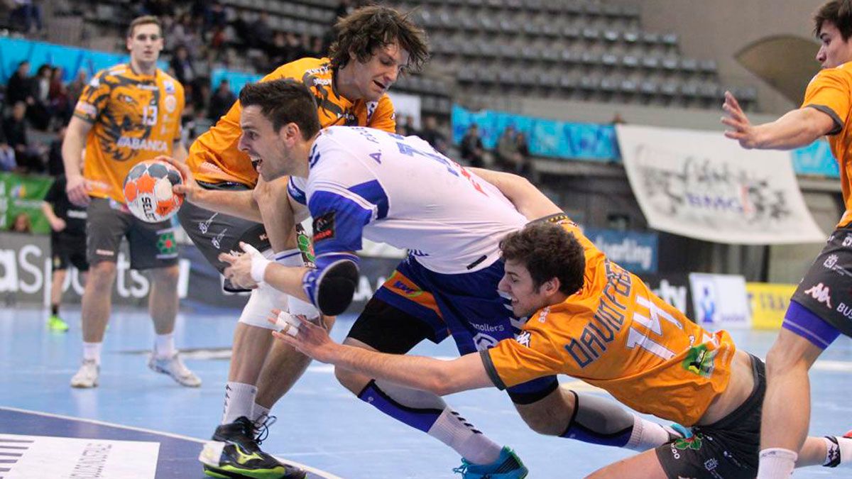 Carou y David Fernández tratan de detener a Figueras durante la última visita a Granollers. | BMG