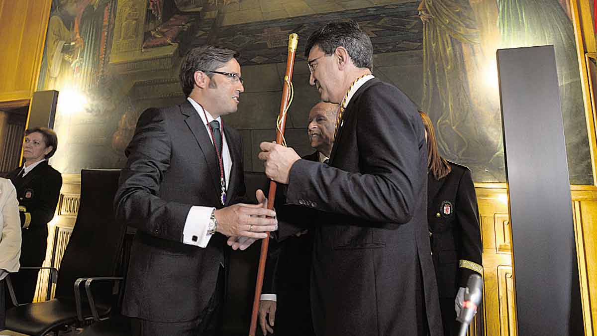 Juan Martínez Majo recibe de Emilio Gutiérrez el bastón de mando de la Diputación. | MAURICIO PEÑA