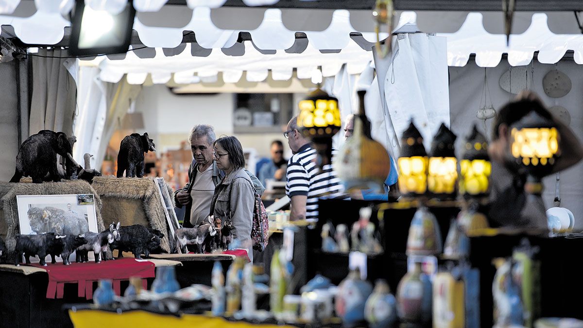 Todo preparado en este jueves para el comienzo de la feria de la cerámica. | SAÚL ARÉN