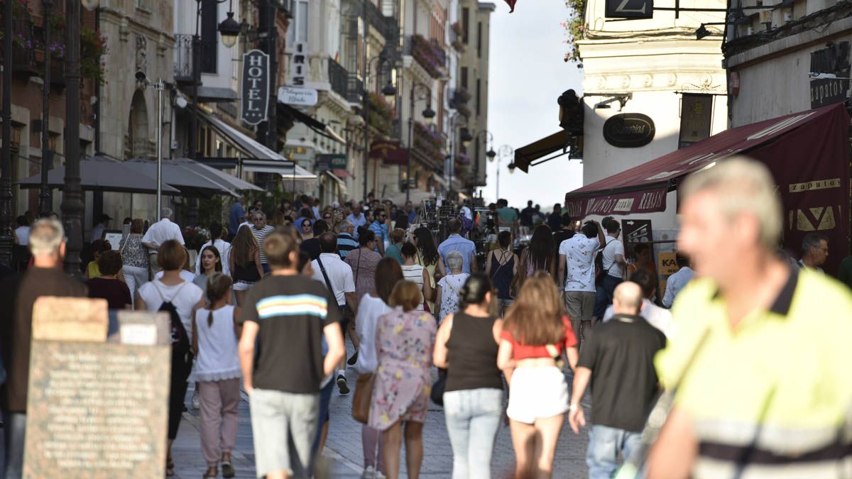 Casi 89.500 leoneses ahorran en un plan de pensiones. | SAÚL ARÉN