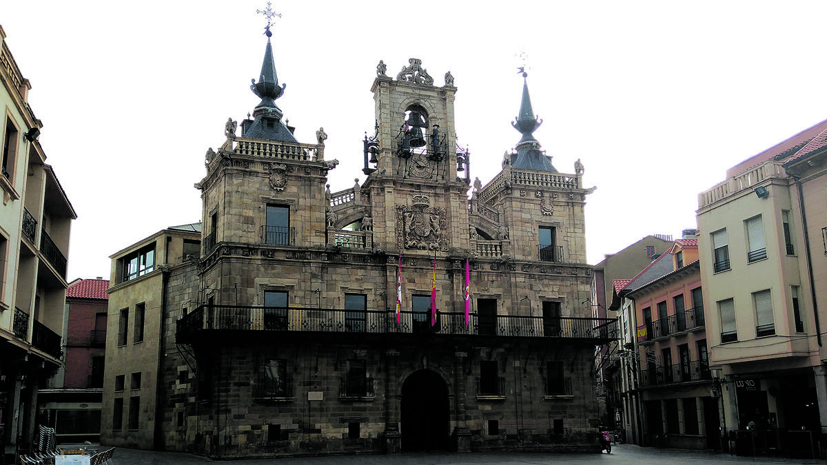 Imagen del Ayuntamiento de Astorga, desde la Plaza Mayor. | P. FERRERO