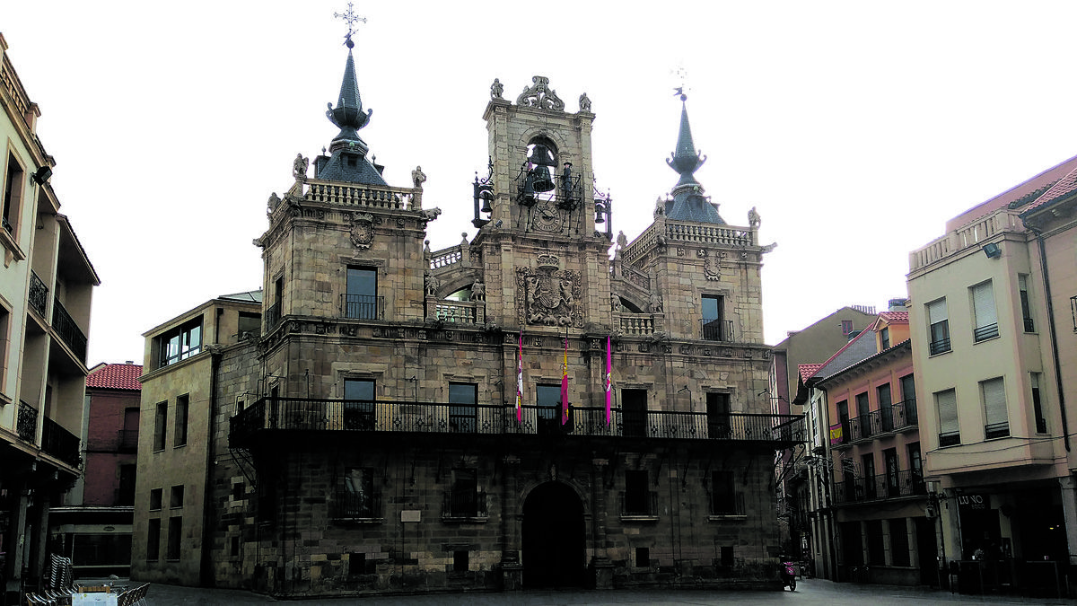 Imagen del Ayuntamiento de Astorga, desde la Plaza Mayor. | P. FERRERO Imagen del Ayuntamiento de Astorga, desde la Plaza Mayor. | P. FERRERO
