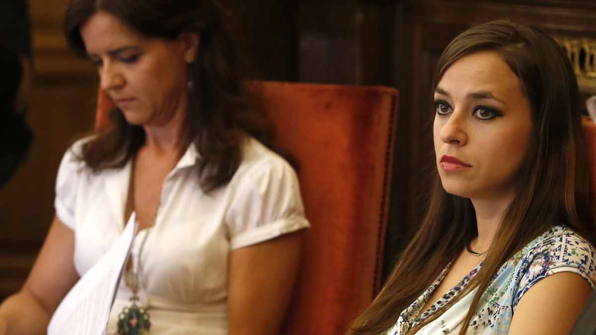 Ana Carlota Amigo y Gemma VIllarroel, durante el pleno de este viernes. | ICAL