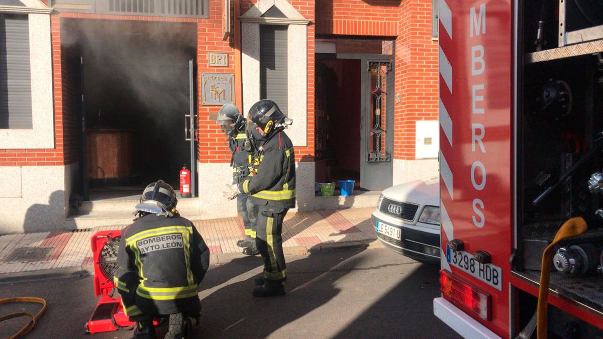 Los bomberos de León en el lugar del incendio. | SAÚL ARÉN