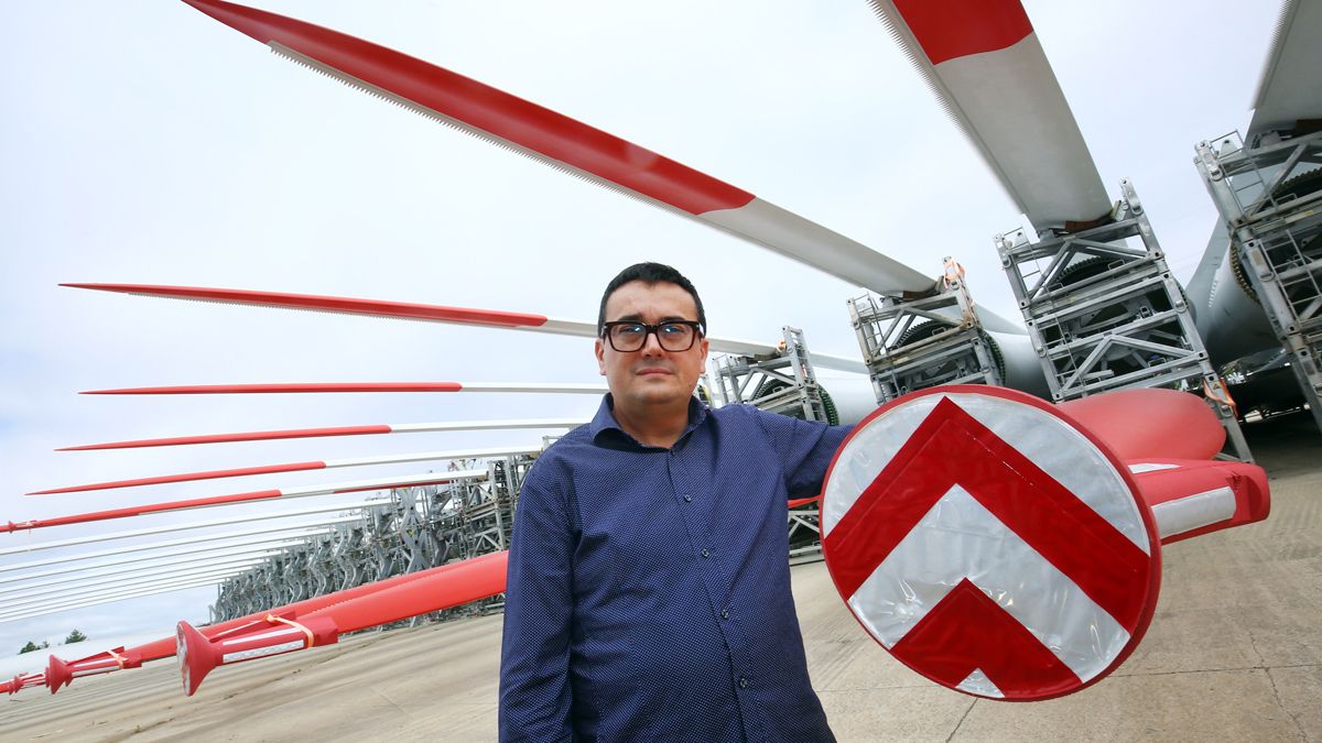 Jorge López en las instalaciones de LM en Ponferrada. | ICAL