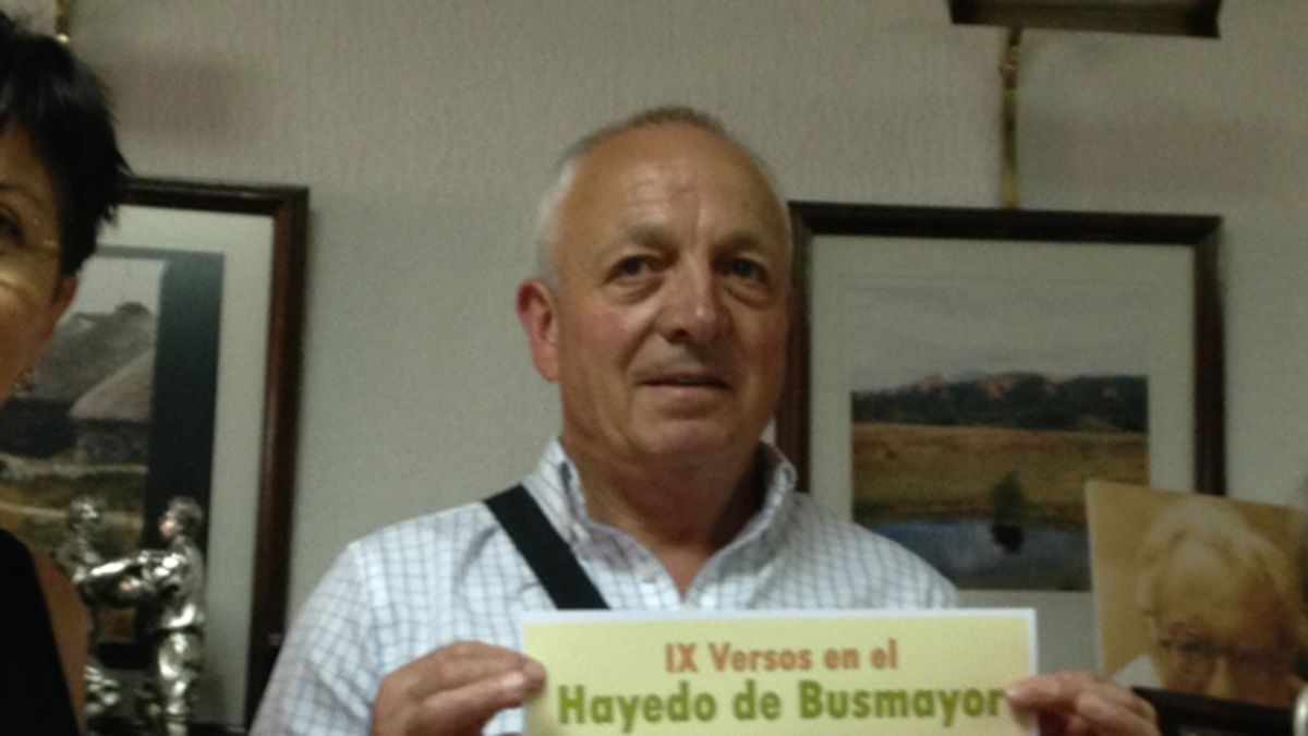 Alfredo De Arriba en la presentación de una de las ediciones de los versos en el Hayedo de Busmayor. | M.I.