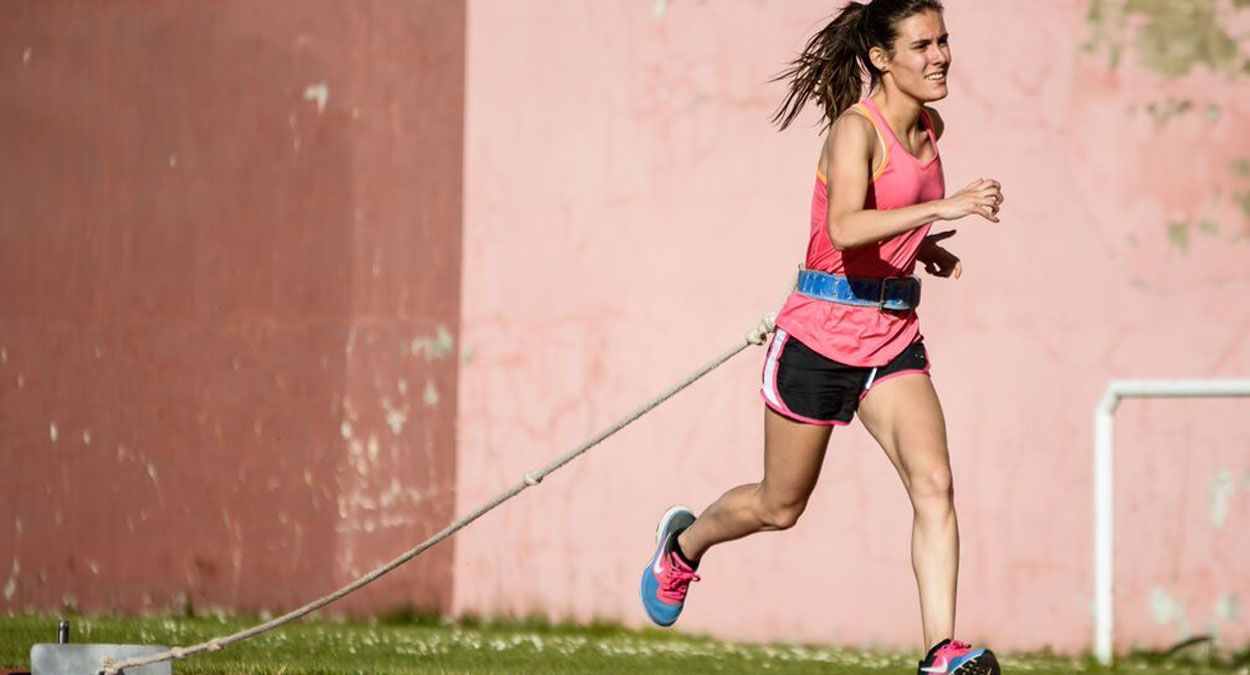 Ana Vega tira de un peso durante un entreno en el Hispánico. | SPORTMEDIA