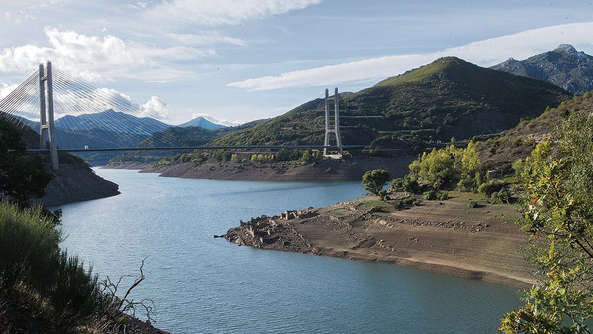 Estado que presenta estos días el embalse de Barrios de Luna. | MAURICIO PEÑA