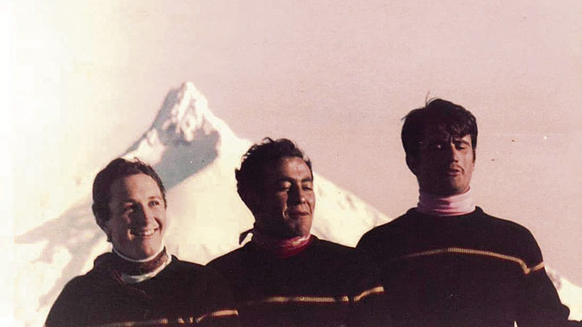 Cundi, en el centro, rodeado por dos históricos del esquí español y de la selección, como él, el recordado Paquito Fernández Ochoa y Aurelio García.