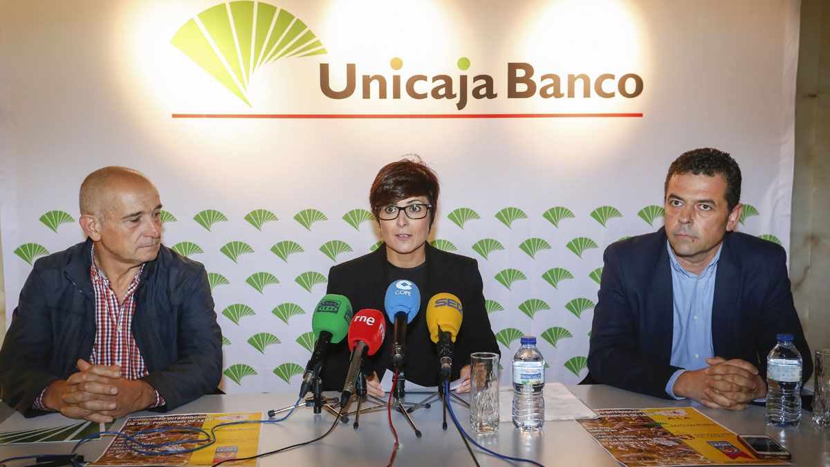 José Antonio Panera, Marga Serna y Javier Morán durante la presentación del convenio de colaboración entre Unicaja y la ALA. | ICAL