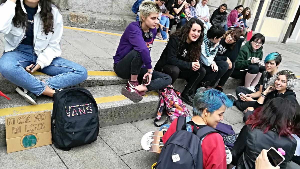 Jóvenes en la manifestación Huelga por el Clima, el pasado viernes en Ponferrada. | Mar Iglesias