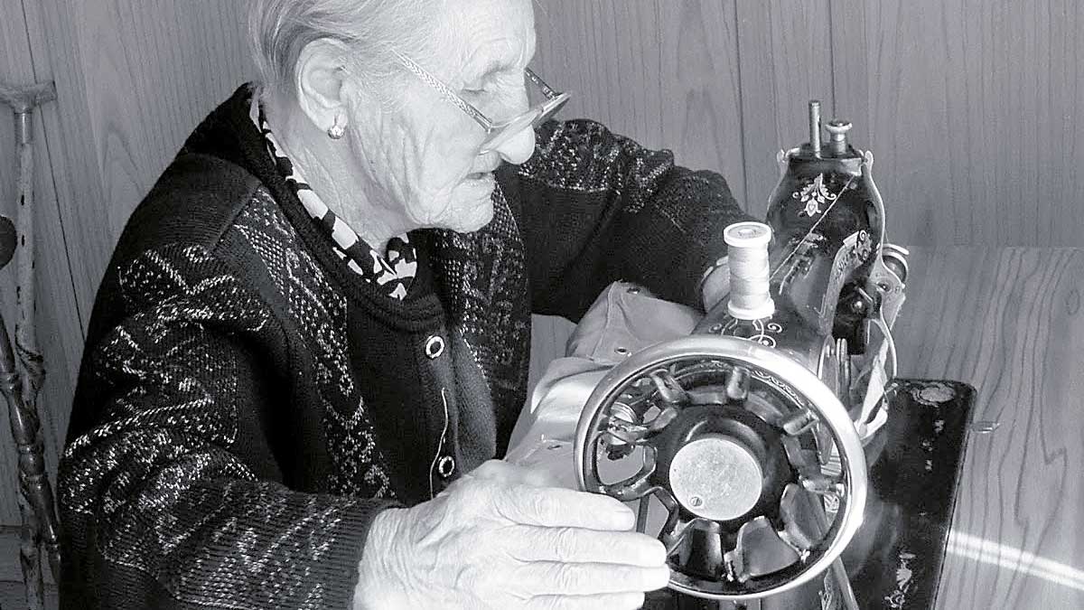 Una mujer mayor ante su máquina de coser, en una imagen de otros tiempos. | L.N.C.