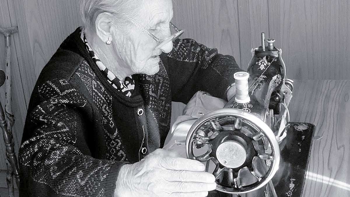 Una mujer mayor ante su máquina de coser, en una imagen de otros tiempos. | L.N.C. Una mujer mayor ante su máquina de coser, en una imagen de otros tiempos. | L.N.C.