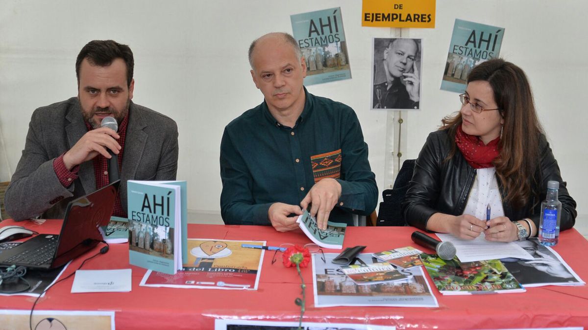 David Rubio, a la izquierda de la imagen y Noemí Sabugal, en la presentación de un libro de Valentín Carrera.| L.N.C