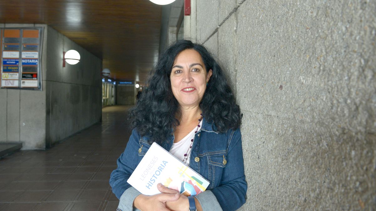 La filóloga, profesora de lenguas clásicas y escritora Marta Prieto Sarro con su más reciente publicación. | MAURICIO PEÑA