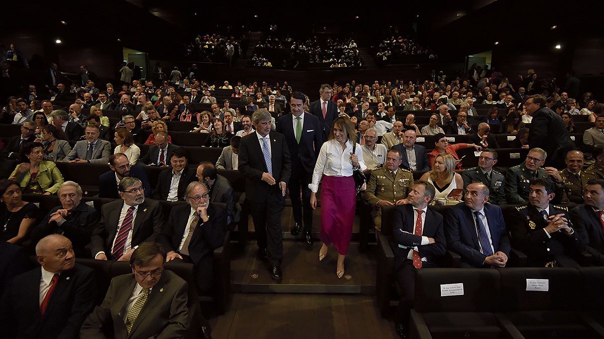 El rector y los consejeros Juan Carlos Suárez-Quiñones y Rocío Lucas entran al Auditorio minutos antes del inicio de la gala. | SAÚL ARÉN